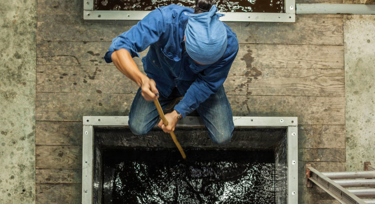 L'art de la teinture bleue indigo japonaise